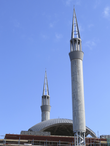 906177 Gezicht op de minaretten van de nieuwe Ulu Moskee op de Kop van Lombok, van bij de Damstraat te Utrecht.